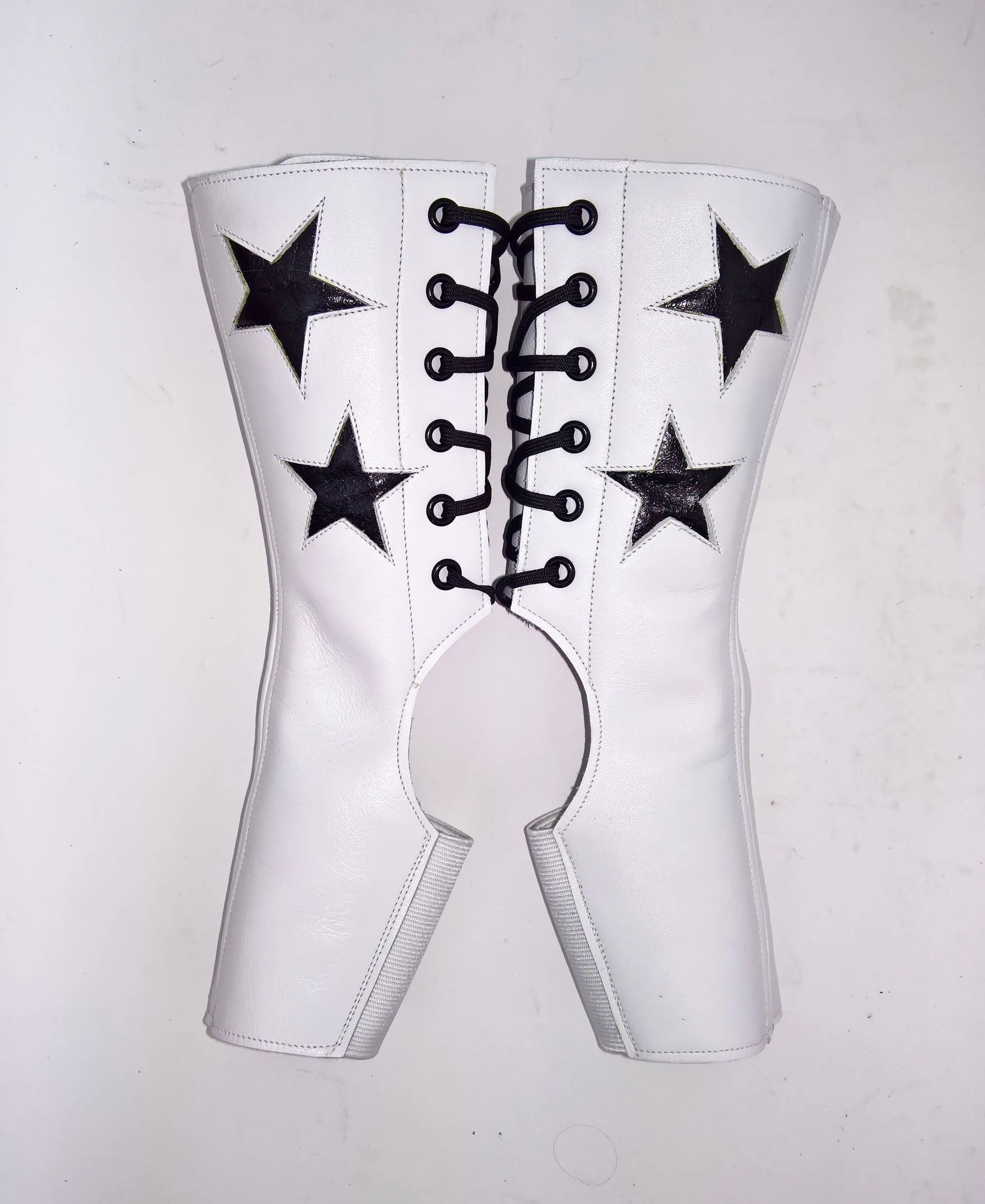 SHORT Stardust Aerial boots in WHITE w/ Black Stars